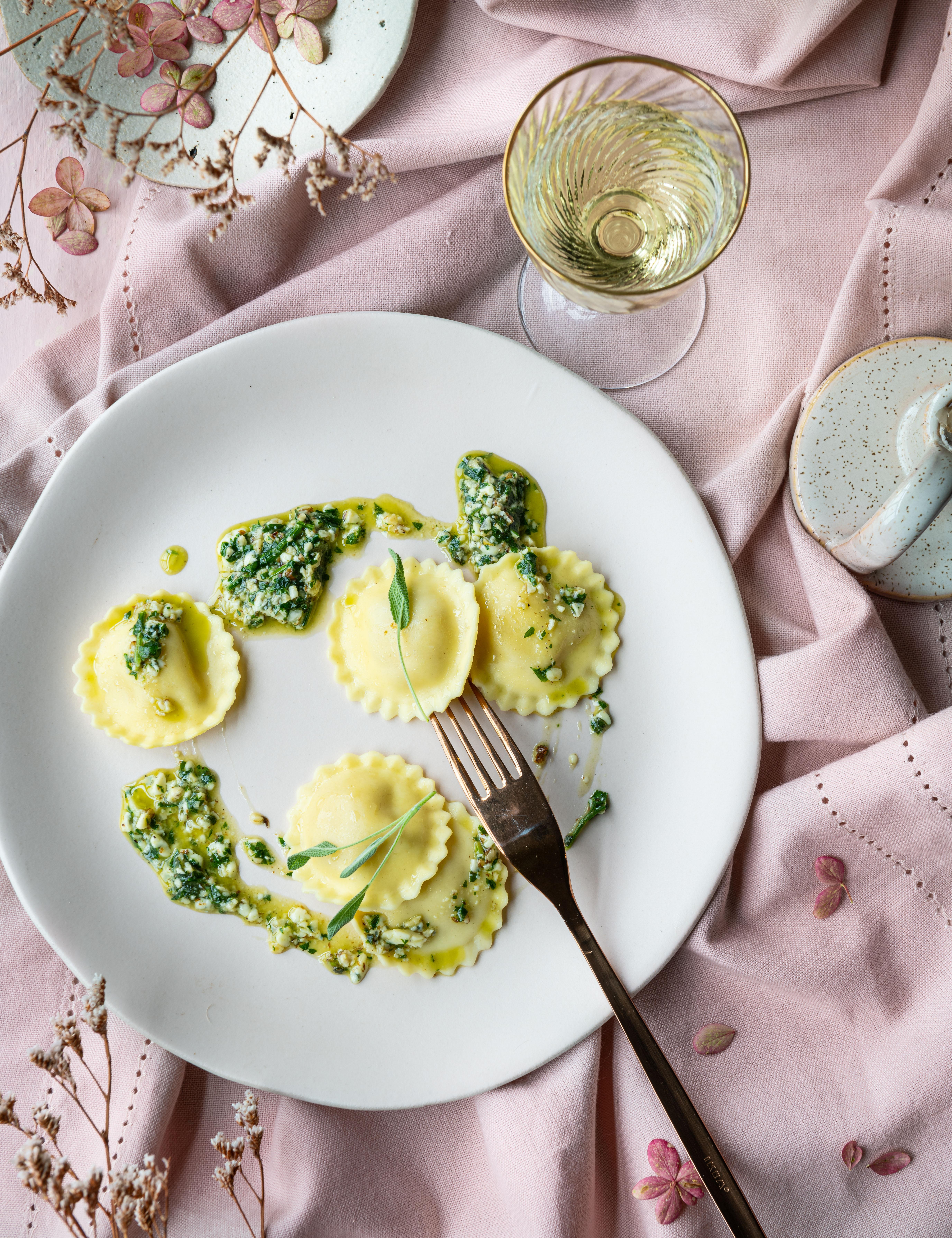 Ravioli met pesto van walnoten, salie en blauwe kaas